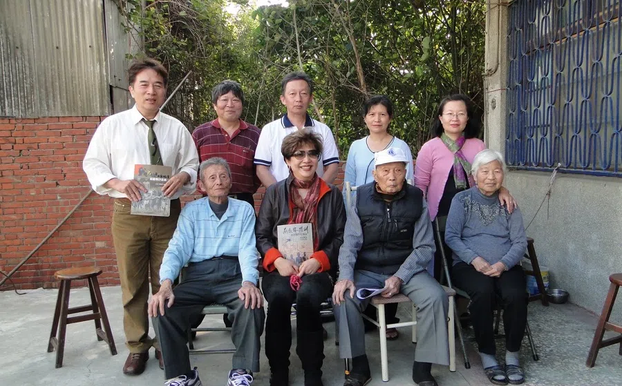 In 2010, Zhuo Huanlai’s niece Zhuo Yiding (front row, second from left), travelled from the US to Taiwan to personally thank Ke Jingxing (front row, second from right), a former Taiwanese prison guard who took care of Zhuo Huanlai’s wife Zhao Shiping. (Photo provided by Li Zhanping)