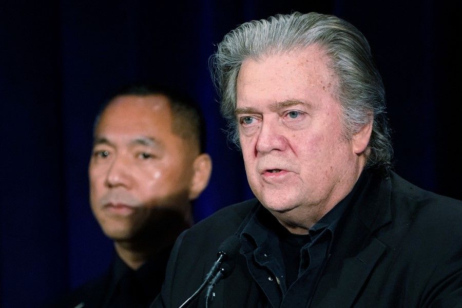 Steve Bannon and Guo Wengui (also known as Miles Kwok) appear at a news conference in New York, New York, 20 November 2018. (Carlo Allegri/REUTERS)