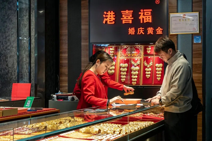 A customer looks at gold bangles at the Jinzhan Jewellery Square in the Shuibei Jewellery market in Shenzhen, China, on 27 November 2025. (Qilai Shen/Bloomberg)