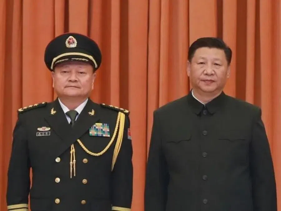 Zhang Youxia (left) with Chinese President Xi Jinping. (Internet)
