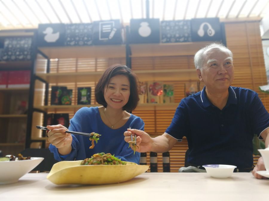 Master chef Peng Zi Yu and Tzu-i.