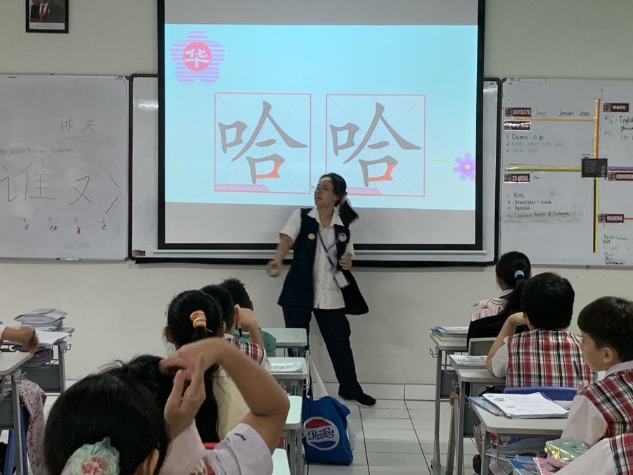 Students in a Chinese language class in Indonesia.
