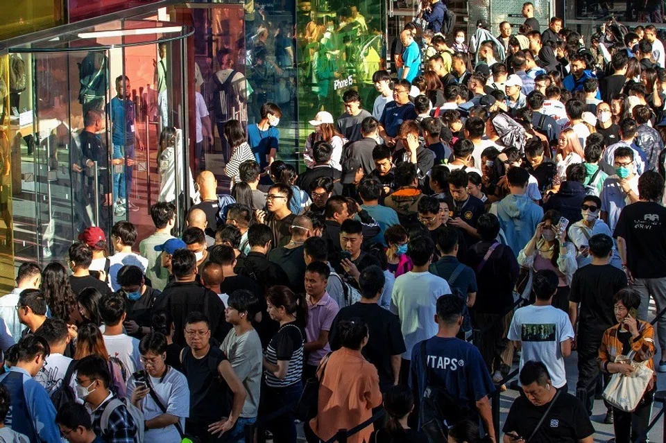 Customers queue outside an Apple store during the first day of sale of the iPhone 15 smartphone in Beijing, China on 22 September 2023. (Andrea Verdelli/Bloomberg)