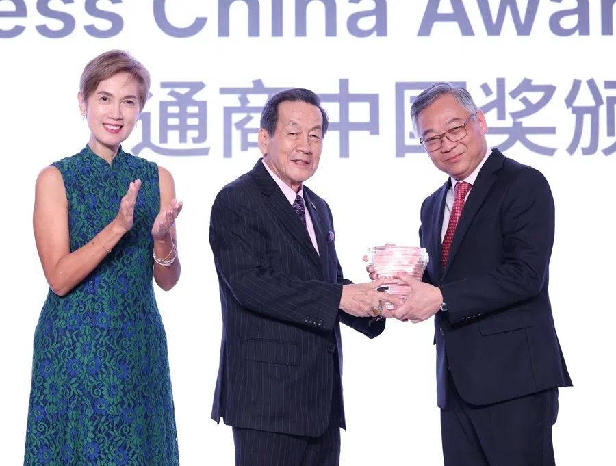 Chin Siat Yoon (centre) receives the 2025 Business China Excellence Award from Singapore Deputy Prime Minister Gan Kim Yong (right) and Singapore Minister for Digital Development and Information Josephine Teo. (通商中国 Business China/Facebook)