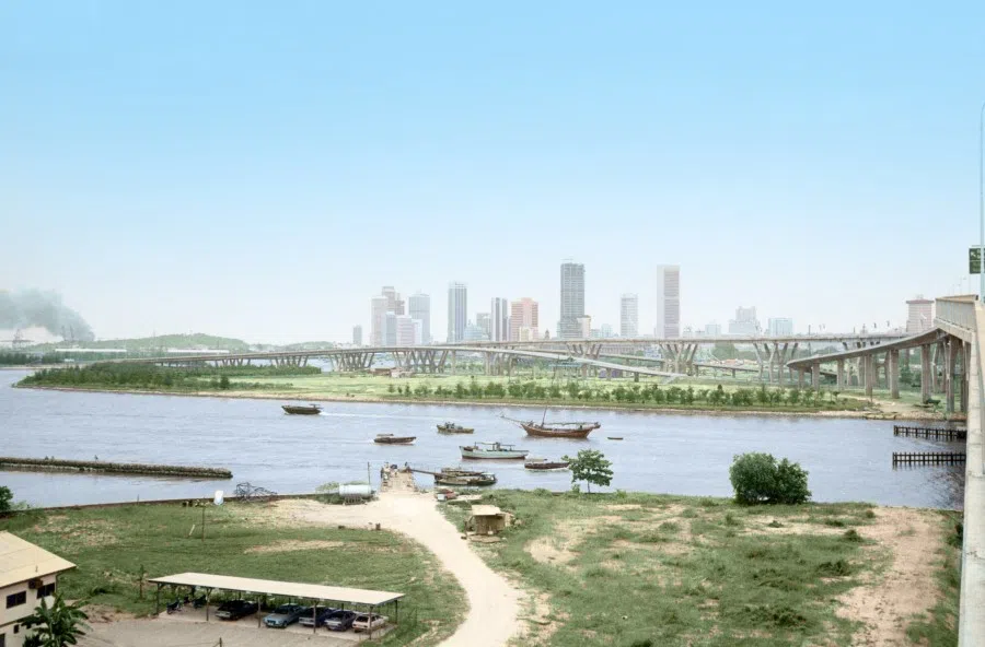 The cityscape at the mouth of the Kallang River, 1980s. The Ayer Rajah Expressway and East Coast Parkway are ahead; behind them are skyscrapers, with clean rivers, wide living spaces, convenient roadways and tall buildings all around, forming the general landscape of Singapore, and representing the effort of generations, and the continued pursuit of dreams towards a better future.