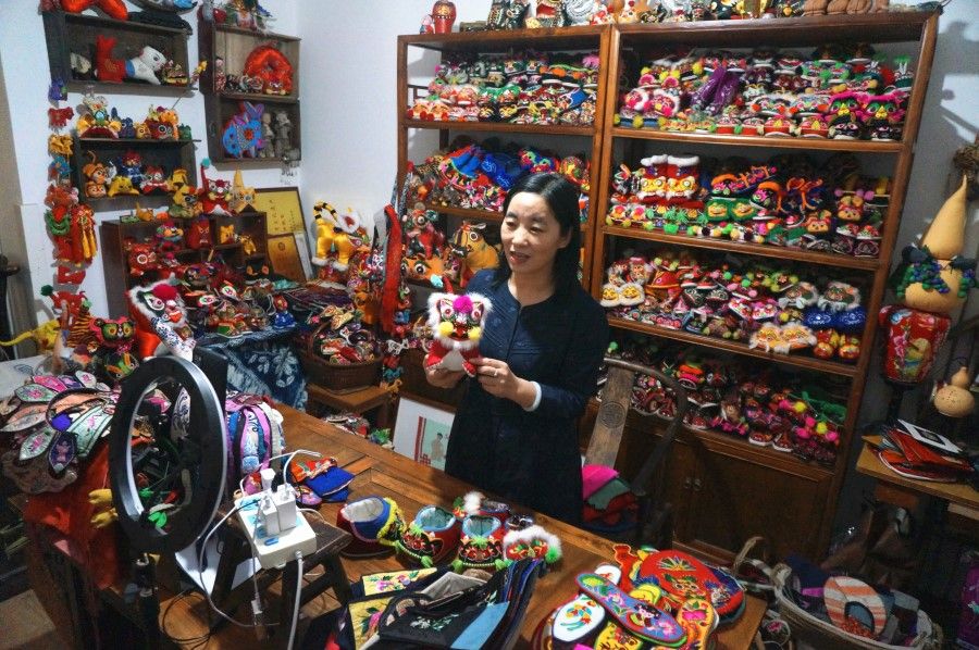 A livestreamer in Zhengzhou, Henan, introducing her collection of handmade items, 26 January 2022. (CNS)