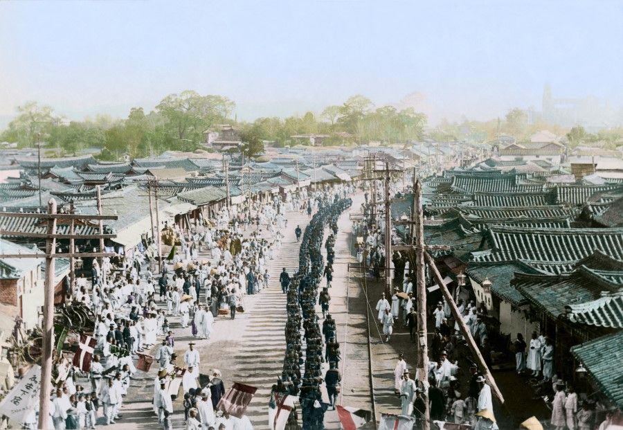 Japanese troops entering Seoul city during the Russo-Japanese war, 1905.