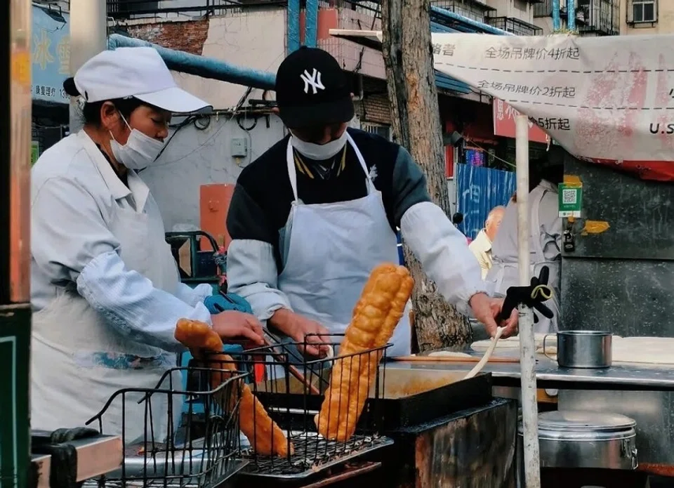 People fry youtiao at a stall. (WeChat/玉茗堂前)