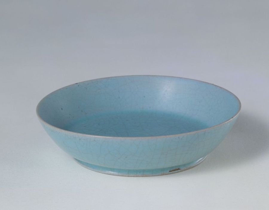 Ru ware round bowl (汝窑天青釉圆洗), Song dynasty, The Palace Museum. (Internet)