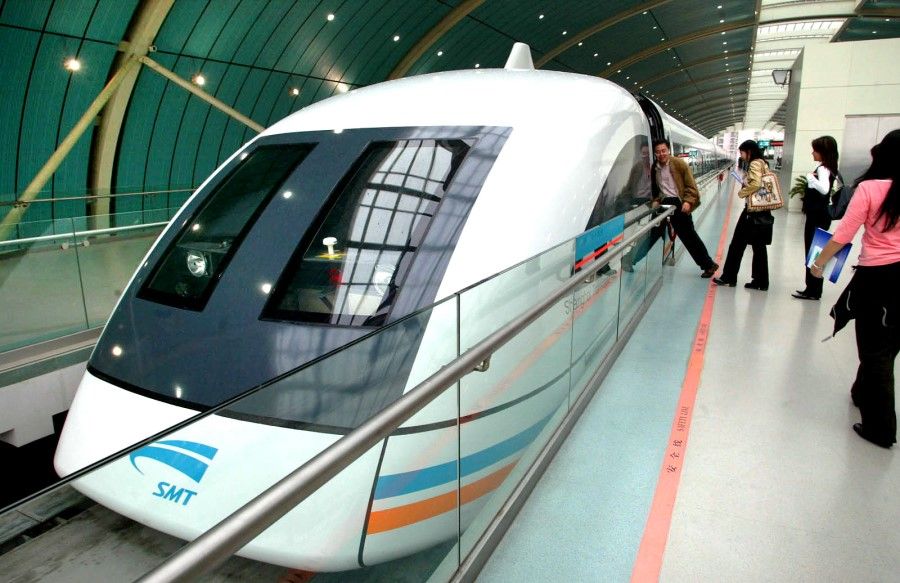 Media boarding the Shanghai Maglev train at the Maglev train station in 2005. (SPH file photo)