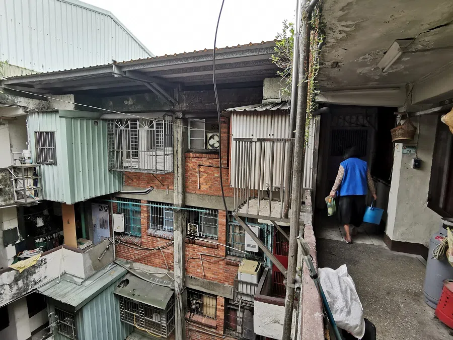Luo Yuelan struggles to climb up the stairs to her home.