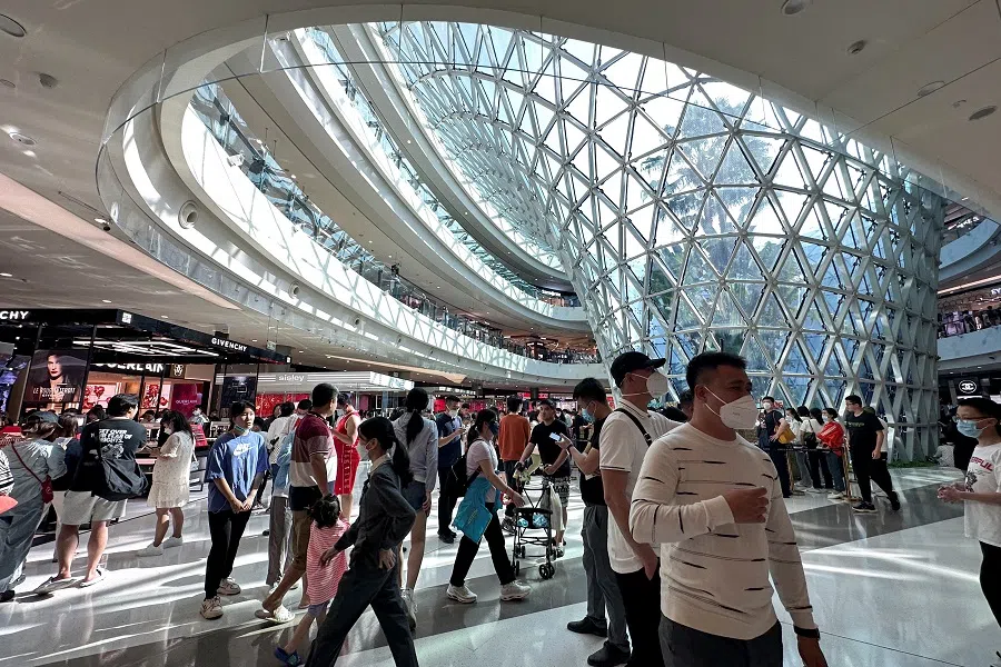 People wearing face masks following the Covid-19 outbreak walk in the Sanya International Duty-Free shopping complex in Sanya, Hainan province, China, 25 January 2023. (Alessandro Diviggiano/Reuters)