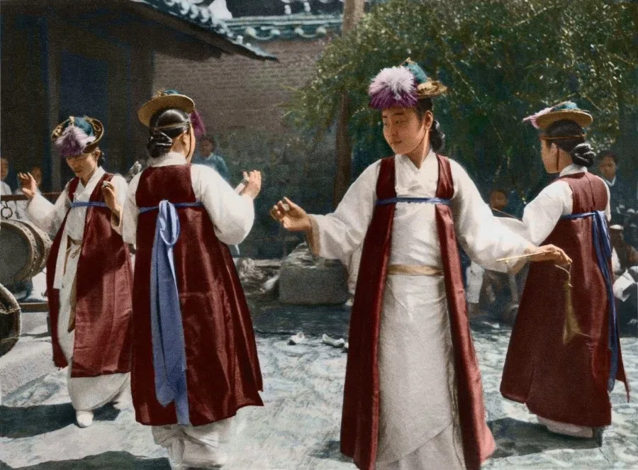 A Korean gisaeng (female entertainer), circa 1900.