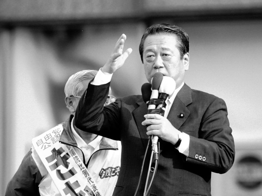 Ichirō Ozawa, President of the Liberal Party, made a campaign speech for Yoshitaka Kimoto, candidate for Member of the House of Councillors, in Hokkaido on 18 July 2001. (Wikimedia)