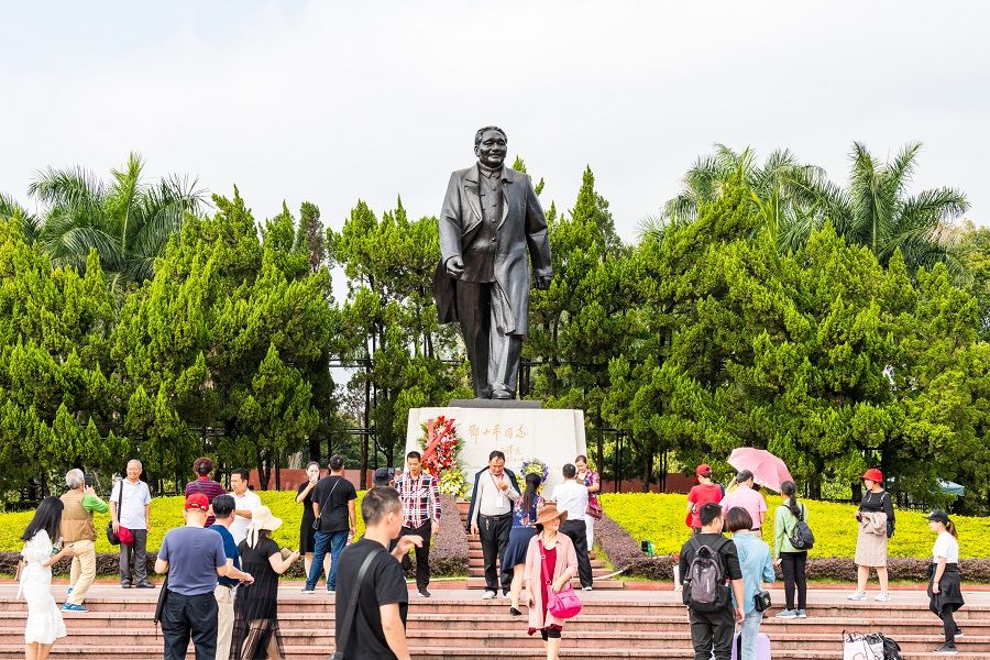 Tourists taking photos in front of a statue of Deng Xiaoping in Lianhuashan Park, Shenzhen, China. (iStock)