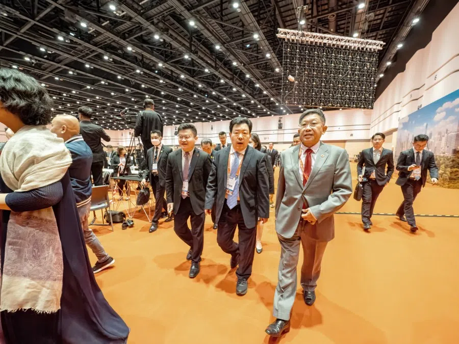 Singapore Chinese Chamber of Commerce & Industry president Kho Choon Keng (right, in light grey suit) at the WCEC. (Singapore Chinese Chamber of Commerce & Industry)