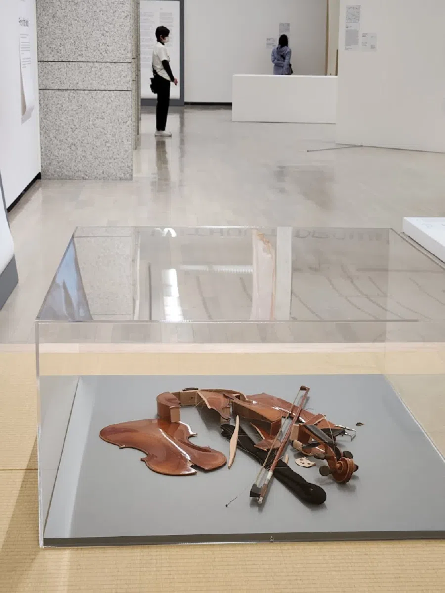 Ryuichi Sakamoto, violin used at the performance, special tribute live for Nam June Paik, farewell, njp, Watari Museum of Contemporary Art, 2006.