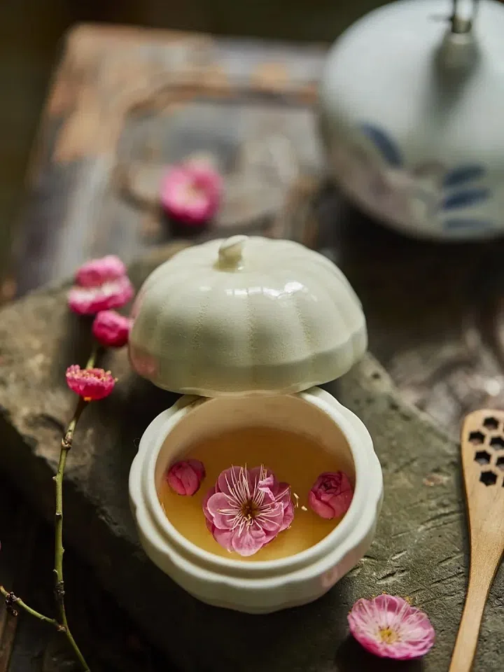 Plum blossoms in soup. (Internet)