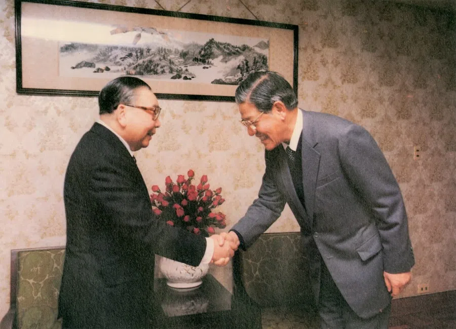 In 1984, President Chiang Ching-kuo chose Lee Teng-hui as vice-president. Lee appears humble and courteous before Chiang.