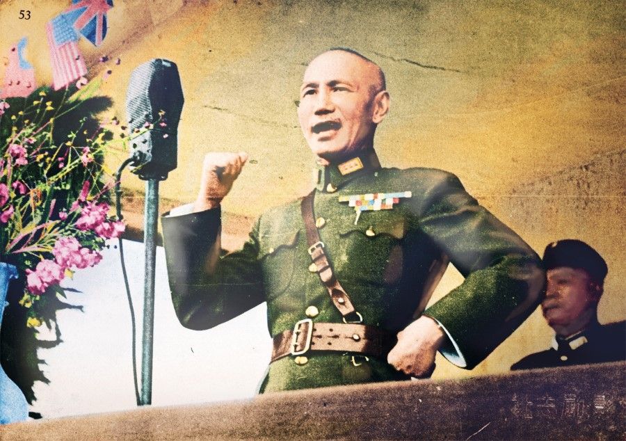 Chiang Kai-shek speaking to the 201st Division of the China Youth Corps in Tongliang, Sichuan, reiterating his resolve to fight to the end. From 20 December 1943, young intellectuals from all over the country joined the army as they answered the call of "shedding blood for every inch of land, ten thousand youths as ten thousand soldiers" (一寸河山一寸血，十万青年十万军).