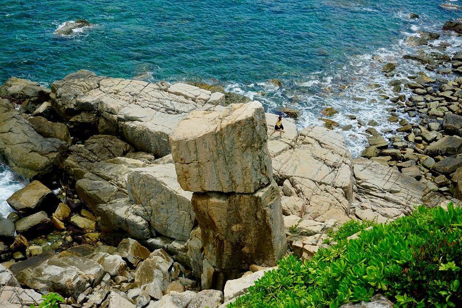 The stacked stones (balanced rock) in Grass Island (Tap Mun). (Wikimedia)