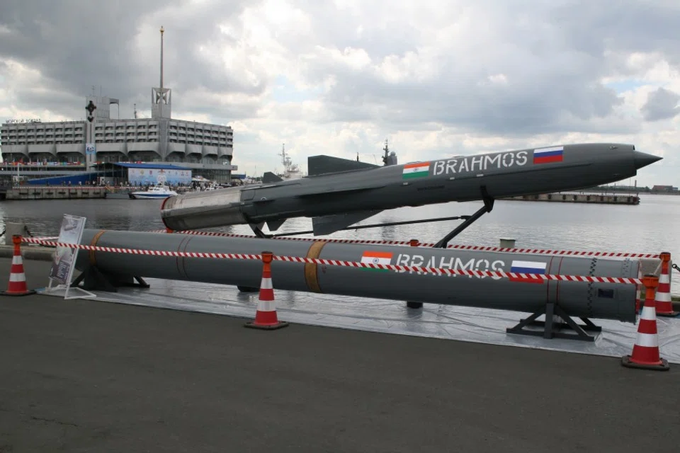 The BrahMos missile jointly developed by India and Russia, on display at IMDS-2007. (Wikimedia)