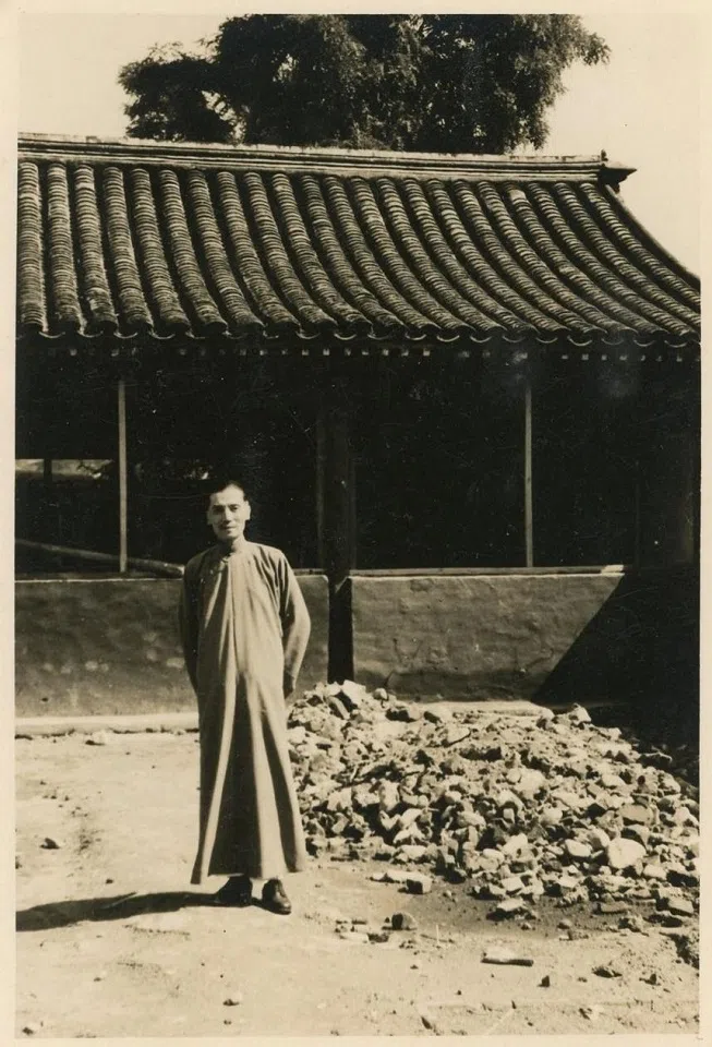 Wang Lengzhai in front of the Wanping government office.
