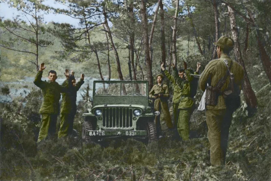Volunteer troops capture retreating US soldiers in the Korean War, December 1950. Most American POWs were captured by the volunteer army in the first stages of the fighting.