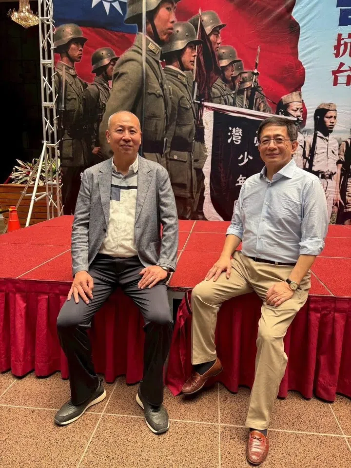 After the victory commemoration in Taipei, Professor Kuan Chung-ming posed for a photo with us, the organisers and executors of the event.