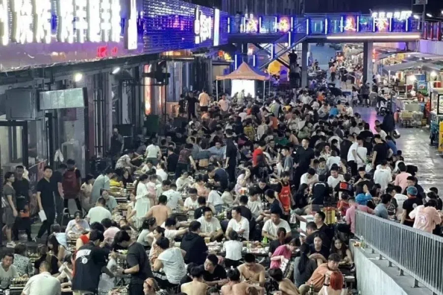 A crowd of people eating Zibo barbecue. (Internet)