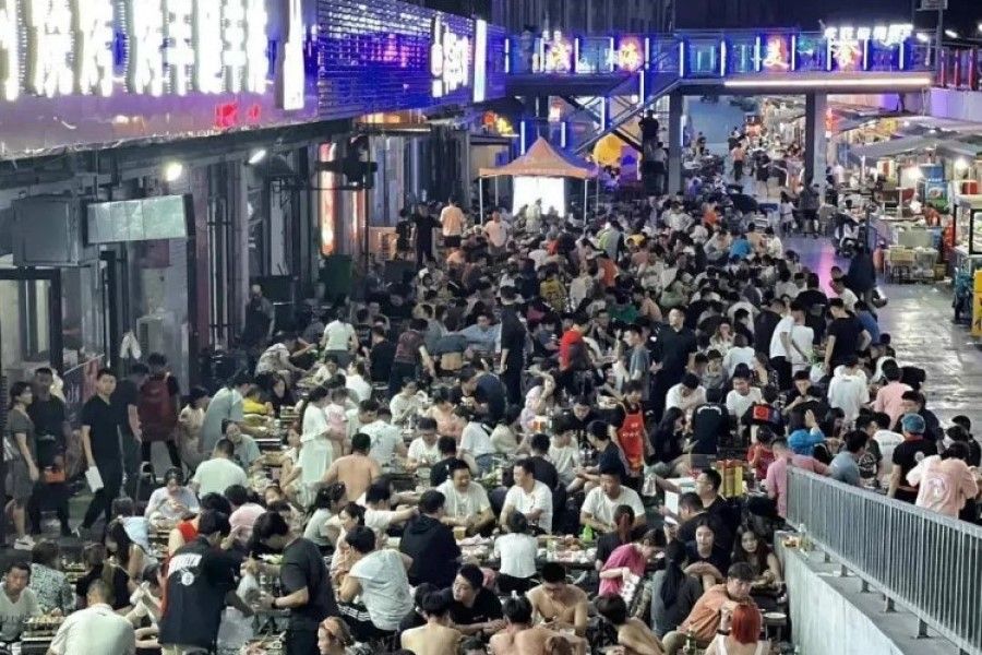 A crowd of people eating Zibo barbecue. (Internet)