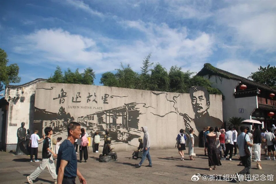 A mural of writer Lu Xun smoking has drawn controversy. (Lu Xun Memorial Hall/Weibo)