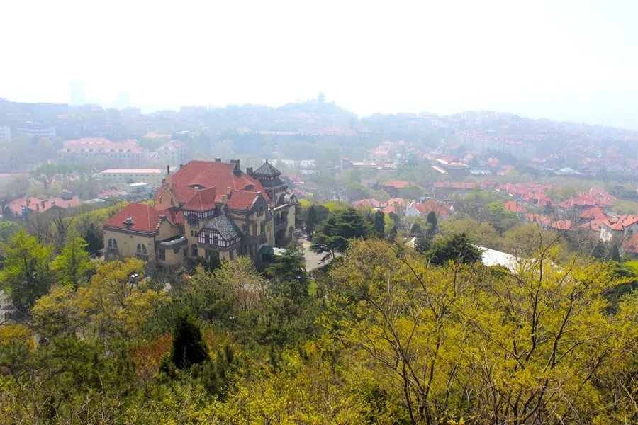 The Governor’s Residence, viewed from Signal Mountain Park (信号山公园).