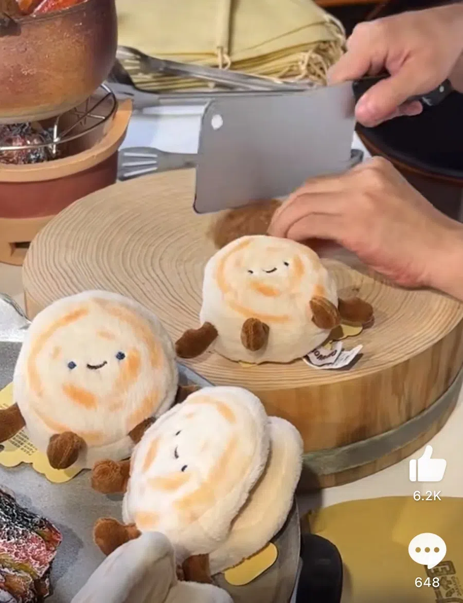 An employee “chops” the plush meat filling before stuffing it into “rong momo”. (Screenshot from Weibo video)