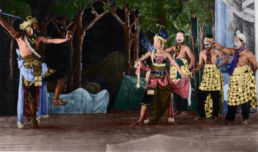 A traditional performance in Java, 1920s. The masked performers act out an ancient fable and legend, with rich body movements complementing folk dance.
