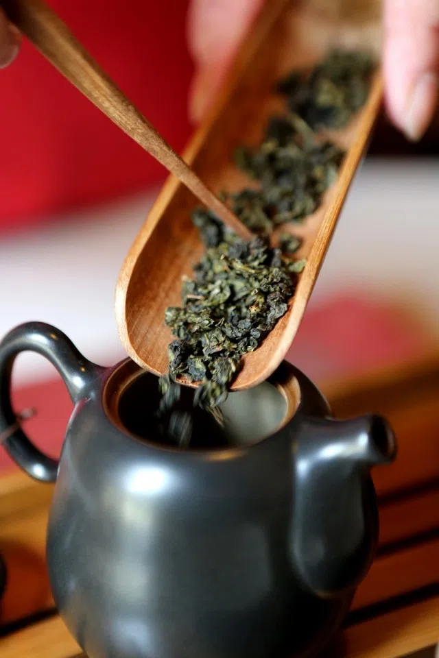 This photo shows the adding of an appropriate amount of tea leaves into a tea cup, the first step in tea brewing, 22 June 2013. (SPH)