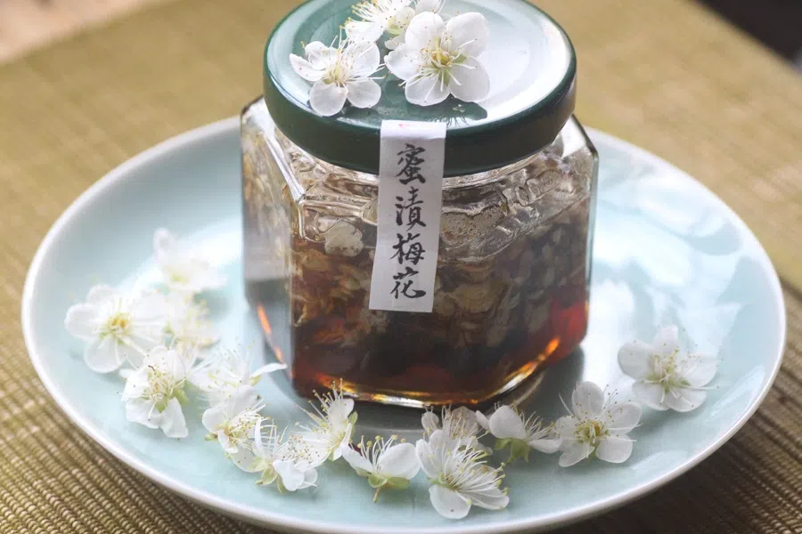 Honey-pickled plum blossoms. (Internet)