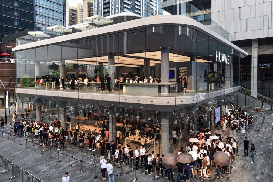 Huawei used to enjoy great support from the Chinese people. This photo taken on September 28, 2019 shows people queueing outside a newly-opened Huawei flagship store in Shenzhen in China's southern Guangdong province. (Photo by STR/AFP) / China OUT