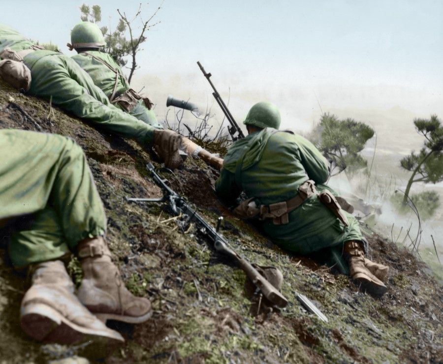 In March 1951, the US army stood their ground after regrouping, and launched fresh attacks on the volunteer army. The photo shows US troops using Browning light machine guns, one to each squad.