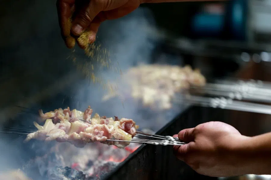 A worker prepares skewers of Zibo barbecue, 31 March 2023. (CNS)