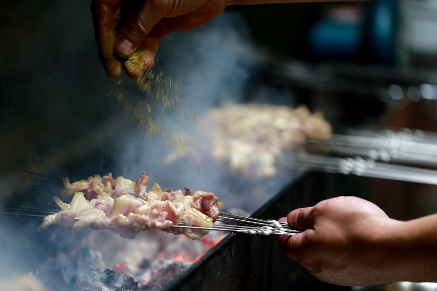 A worker prepares skewers of Zibo barbecue, 31 March 2023. (CNS)