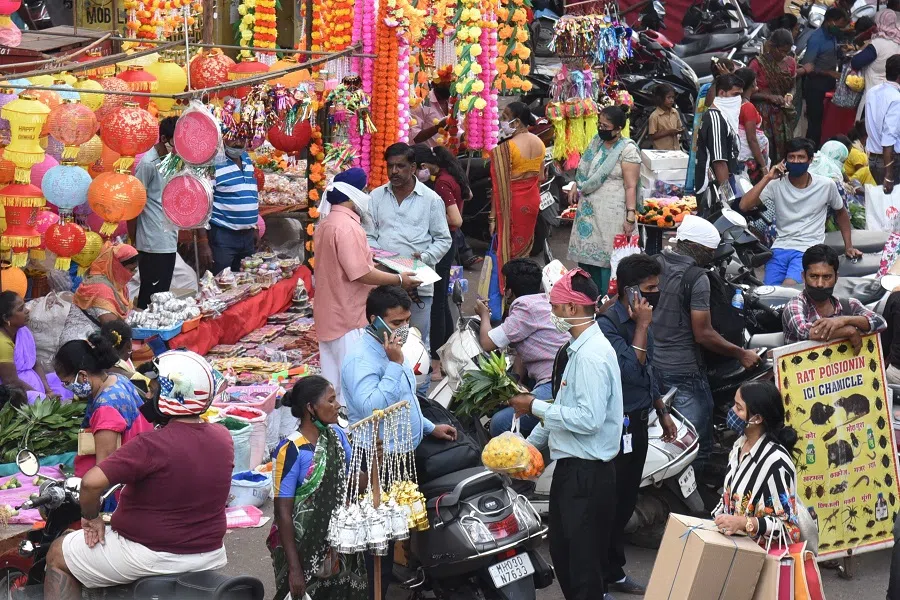 People crowd along a road in a shopping area in Mumbai, India, on 11 November 2020. (Sujit Jaiswal/AFP)