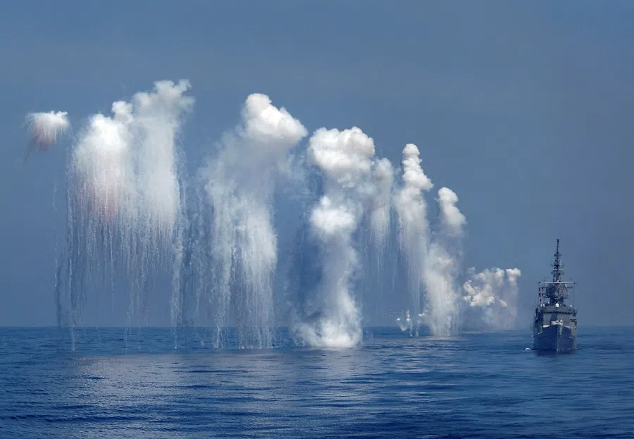 Chaff is set off from a Knox-class frigate during the Han Kuang military exercise held about ten nautical miles eastern of the port of Hualien, Taiwan, 17 September 2014. (Pichi Chuang/File Photo/Reuters)