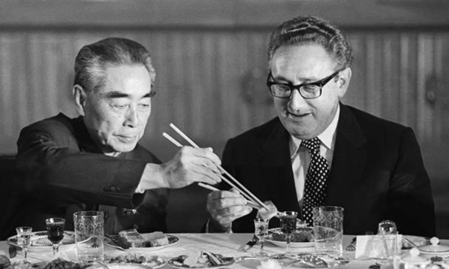 US national security adviser Henry Kissinger (right) and Chinese Premier Zhou Enlai in 1971. (Internet)