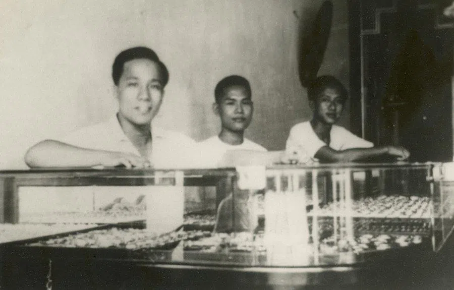 On Cheong’s first generation of staff, when the gold store was still located at 454 North Bridge Road, 1937. (Photo provided by On Cheong)