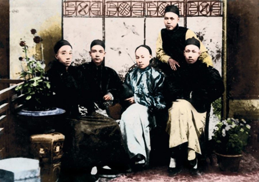 Near the end of the Qing dynasty, Sun Yat-sen and three of his friends were collectively known to the Manchu government as the Four Bandits (四大寇). The picture shows the four friends (from left) Yang Heling, Sun Yat-sen, Chen Shaobai, and You Lie, with Guan Jingliang standing behind. This photo was taken at the Hong Kong College of Medicine for Chinese (香港华人西医书院), established in 1887, now the Li Ka Shing Faculty of Medicine at the University of Hong Kong.