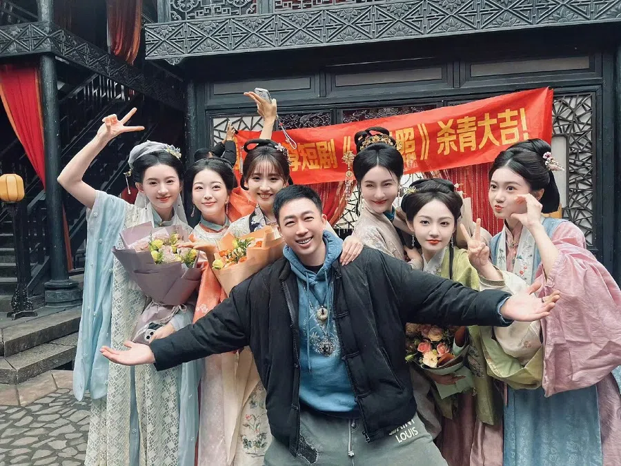 The filming of Lucky Strike (《吉天照》), Yu Zheng’s (centre) first-ever short drama, ended recently. (Weibo/于正)