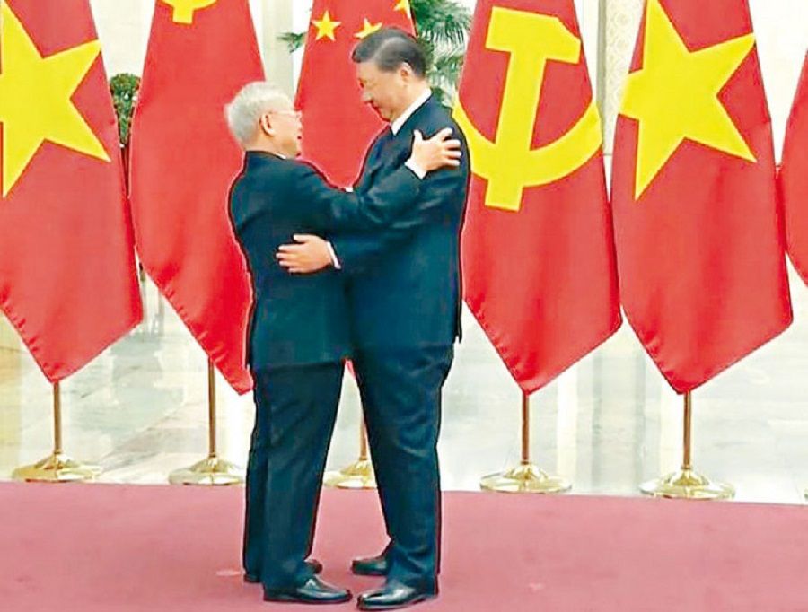Chinese President Xi Jinping embraced Communist Party of Vietnam General Secretary Nguyen Phu Trong prior to talks during the latter's visit to China from 30 October to 2 November 2022. (Internet)