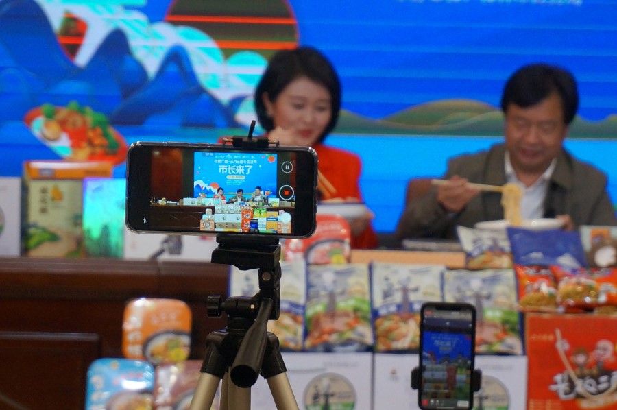 Guilin deputy mayor Xie Lingzhong with a livestreamer on Taobao Live to introduce Guilin food products, April 16, 2020. (CNS)