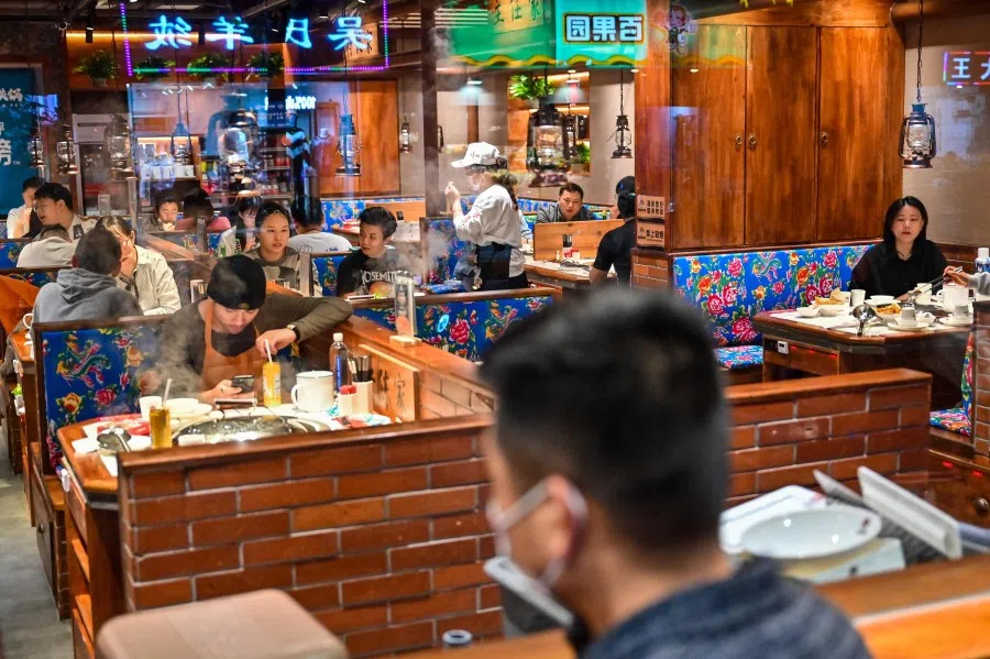 People eat dinner at a restaurant in the Jing'an district in Shanghai, on 1 November 2022. (Hector Retamal/AFP)